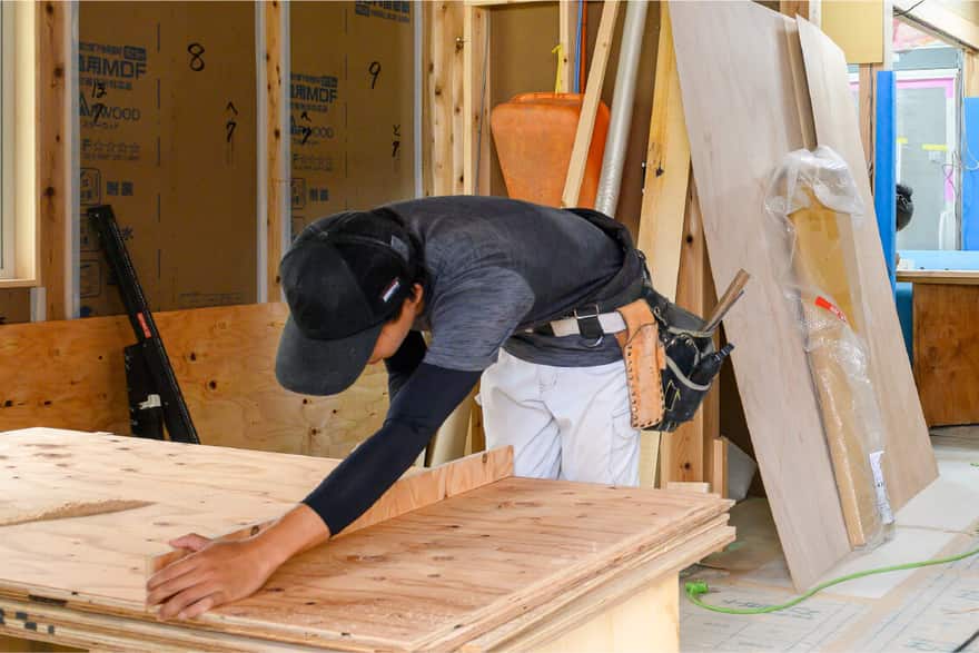 自社大工が現場で造作している様子