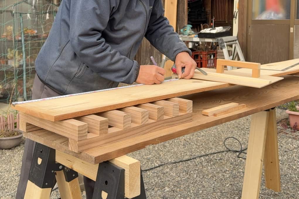 大工が木材を手刻みで加工している様子
